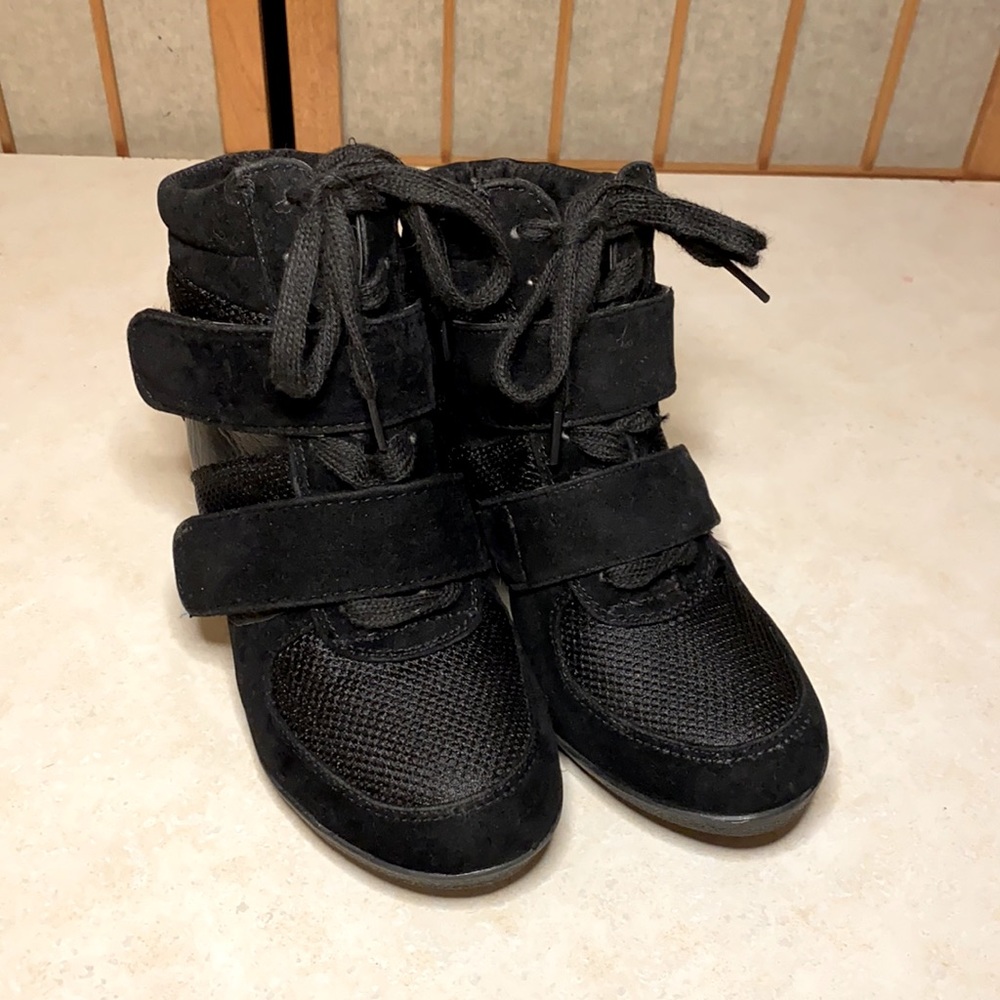 Wanted black wedge ankle boots with laces and straps, light use, all-day wear s7